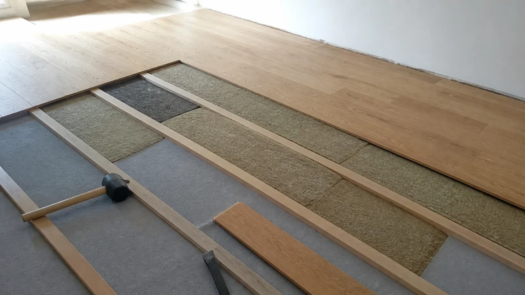 Illustration éditoriale pour l’article « Isolation phonique du sol et plancher bois : les solutions clés »